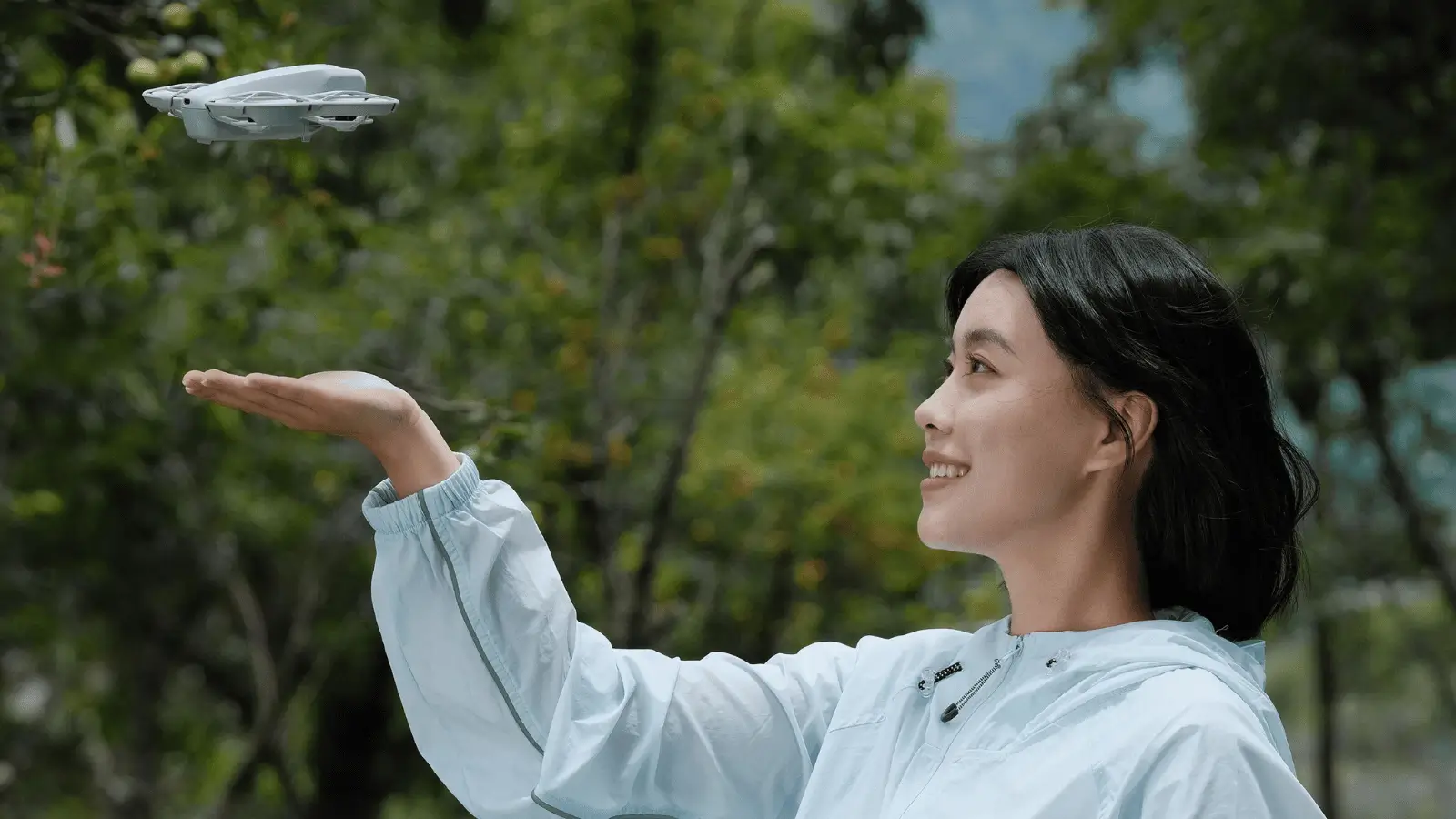 dji neo decolando da palma da mão
