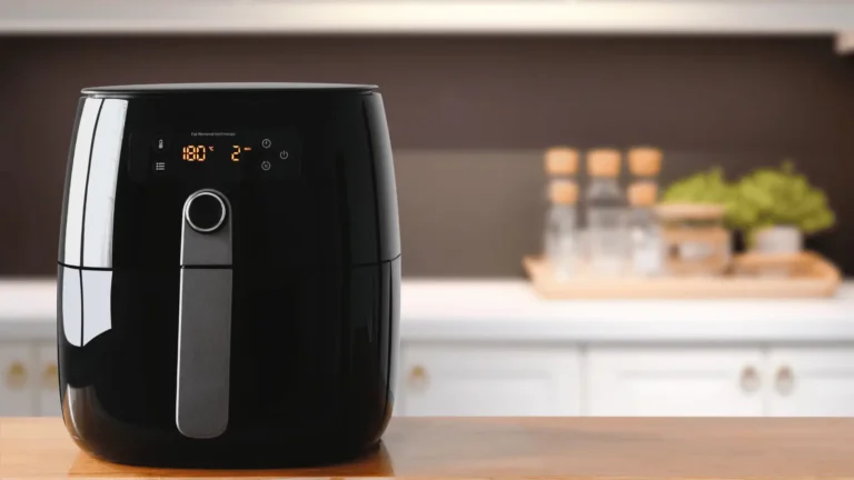 airfryer limpa em cima de uma bancada