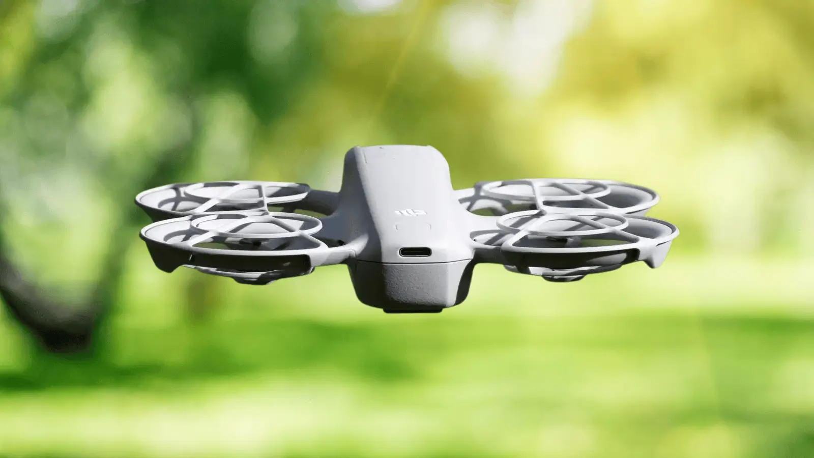 imagem do drone dji neo voando sobre campo verde