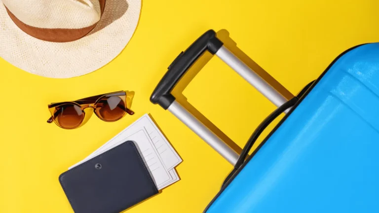 acessórios de viagem em fundo amarelo