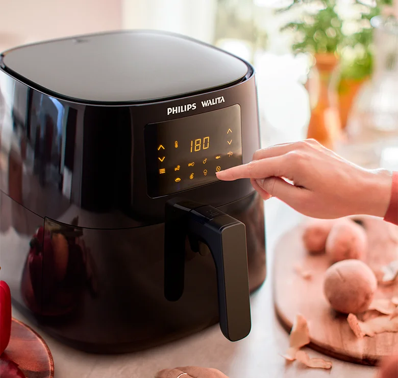 airfryer philips walita essential em cima de uma bancada