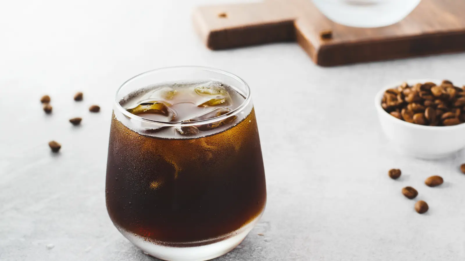 Colocando café em um copo com gelo