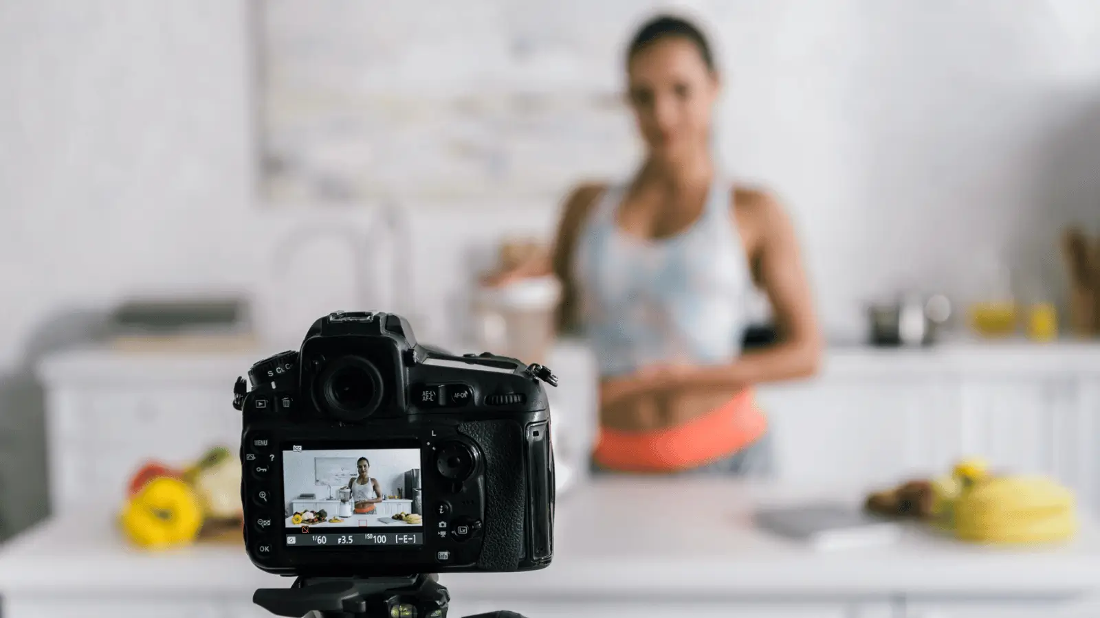 influencer gravando vídeo ugc