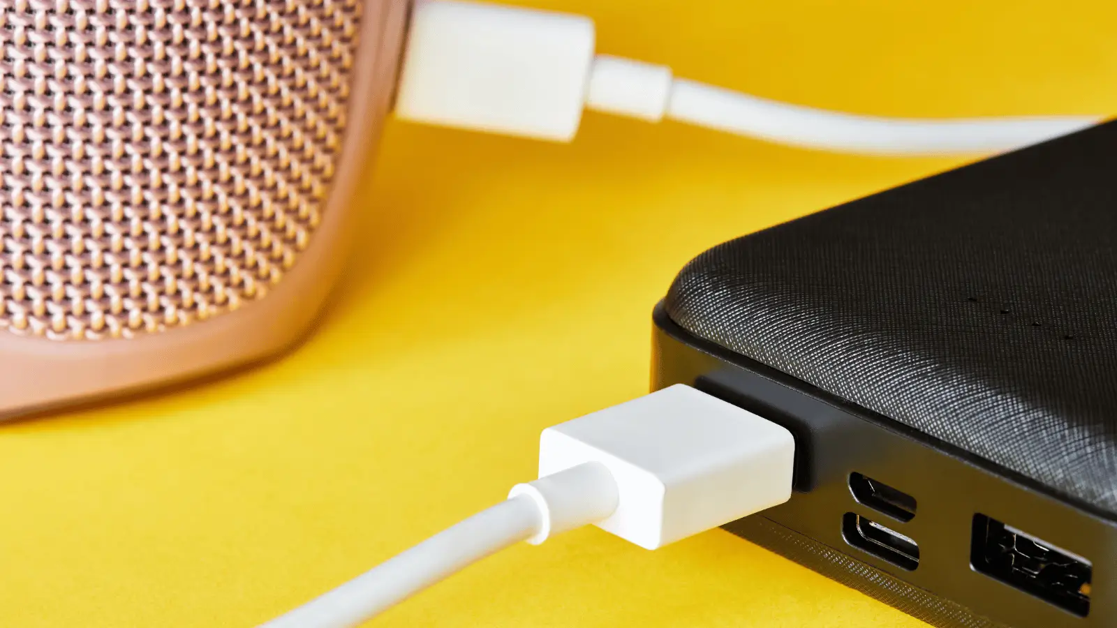 power bank em cima de uma bancada amarela