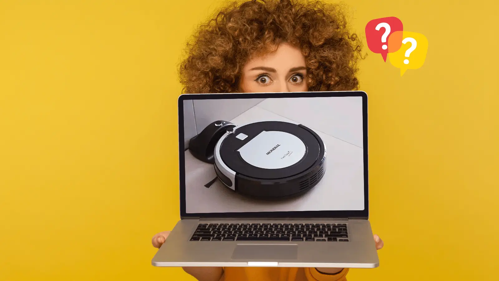 Mulher segurando laptop e na tela o Robô Aspirador Fast Clean Advanced Mondial RB-04